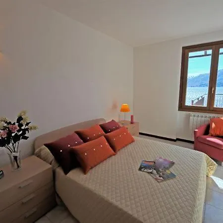 Fiumelatte Sleeps 3 דירה *